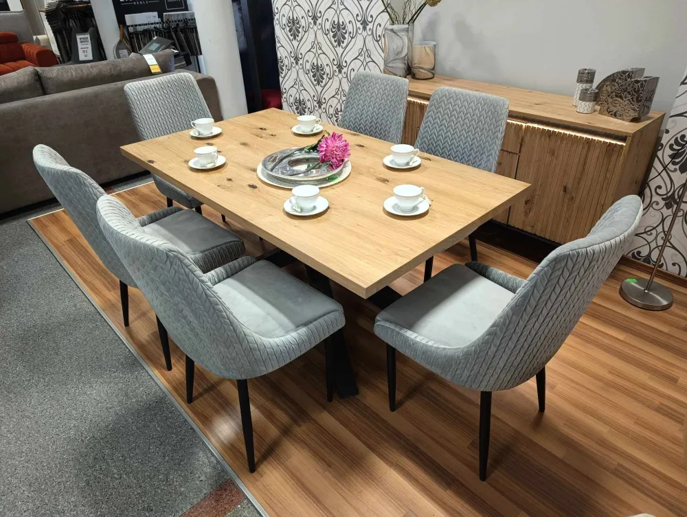 Stół do pokoju Moris Loft w dekorze dębu w salonie Kera Meble